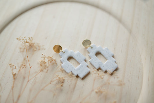 Clay earrings | light gray aztec